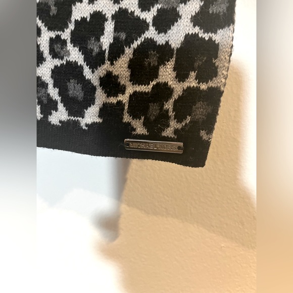 Classic Michael Kors Scarf - Picture 3 of 4